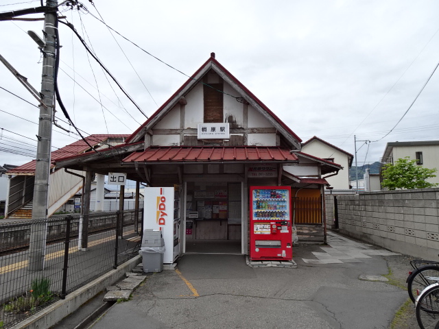 駅舎 (下りホーム側)