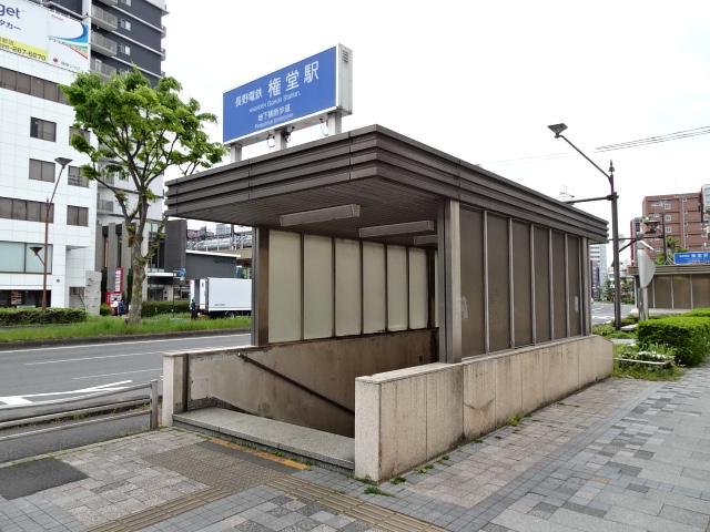 駅出入口 (出口2)