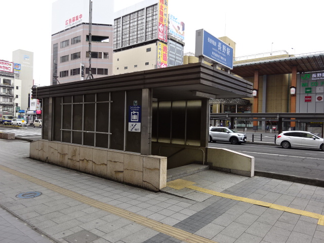 駅出入口