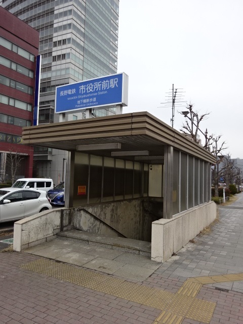 駅出入口