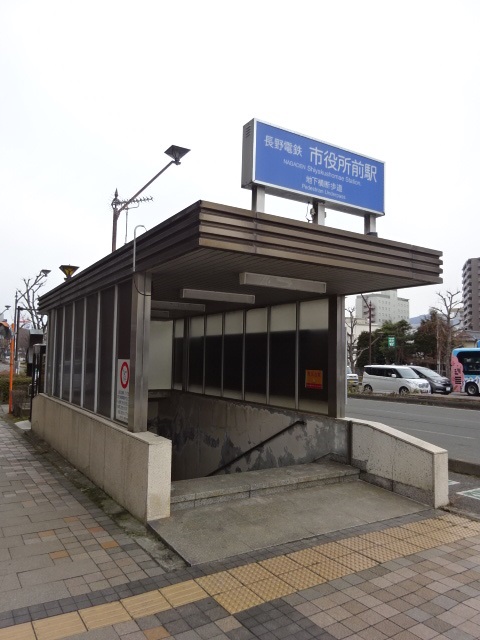 駅出入口