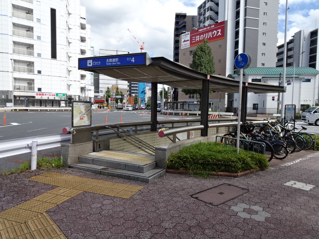 駅出入口4