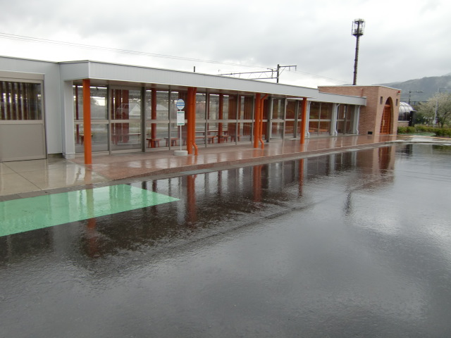 駅舎 (東口)
