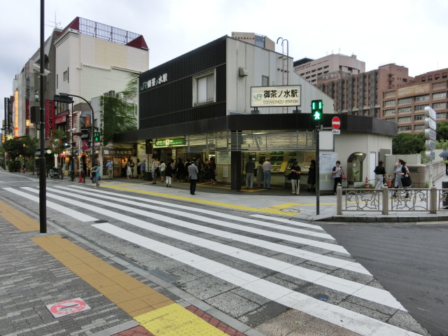 駅舎 (聖橋口)