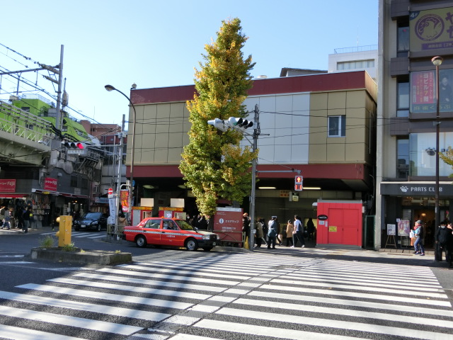 駅舎 (東口)