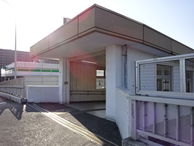 駅舎 (東口)
