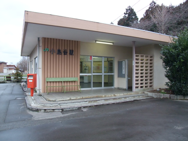 第1種駅名標交換前の駅舎