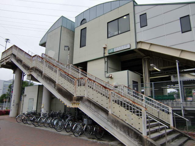 駅舎 (東口)