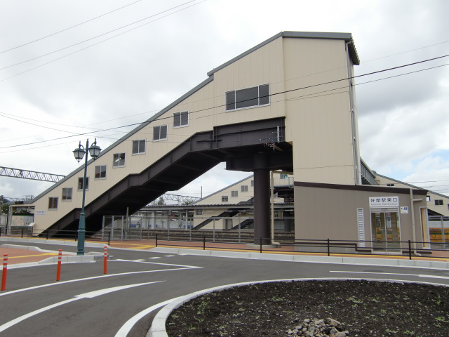 駅舎 (東口)
