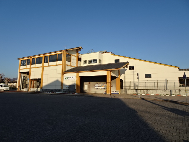駅舎 (東口)