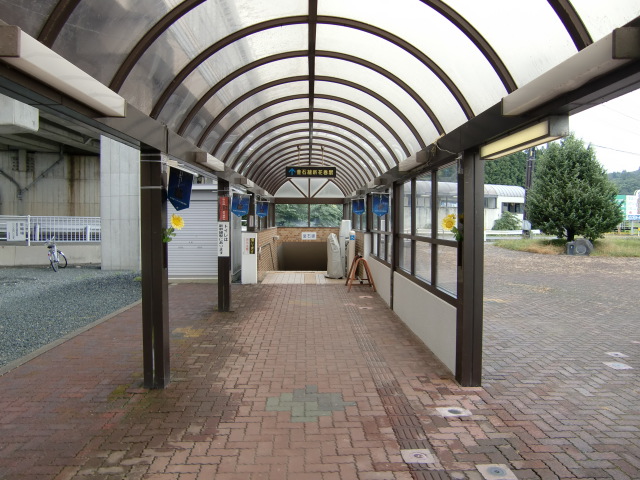 駅出入口