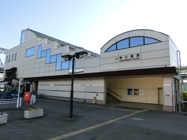 駅舎 (東口)