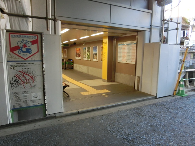 駅舎 (元町口 (南口) 山手イタリア山庭園方面)