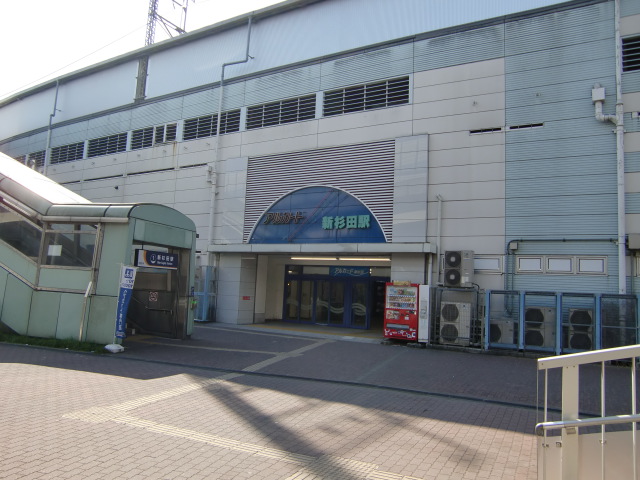 駅舎 (東口)