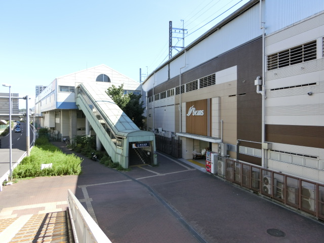 駅舎 (東口・出口3)