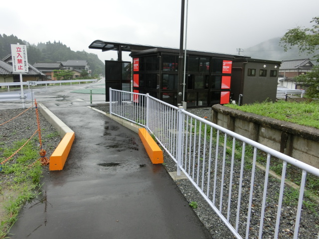 駅出入口
