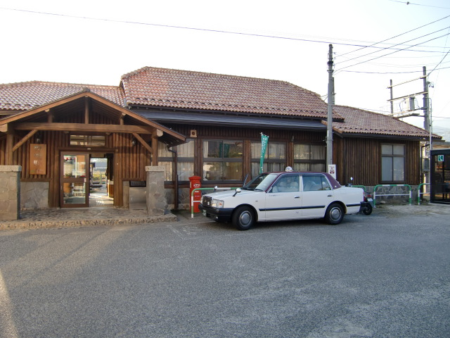 駅舎 (第1種駅名標交換後)