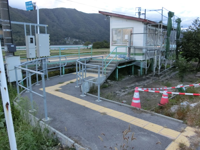 駅出入口