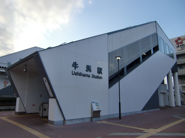 駅舎 (東口)