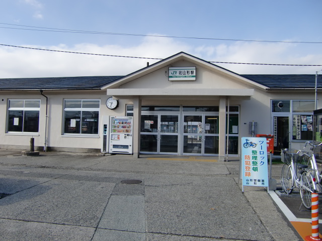駅舎 (東口)