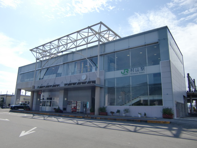 駅舎 (東口)