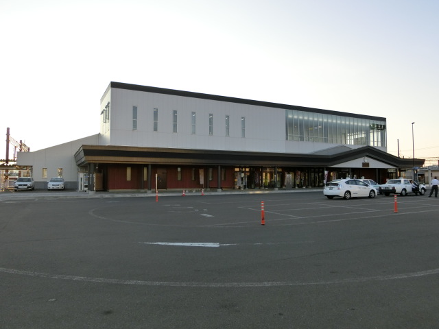 駅舎 (東口)