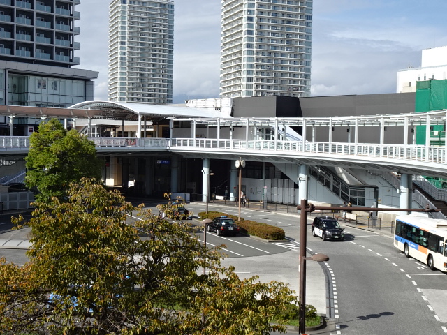 駅舎 (東口)