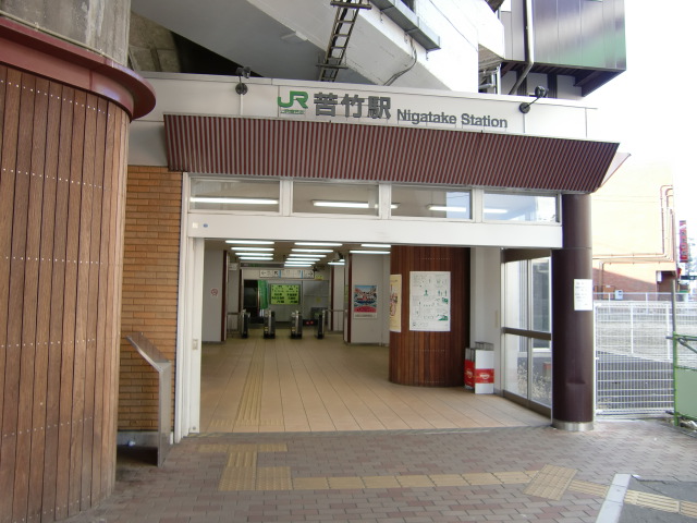 駅出入口