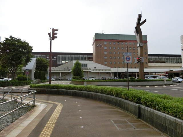 駅舎 (東口)