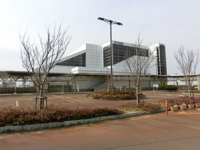 駅舎 (東口)