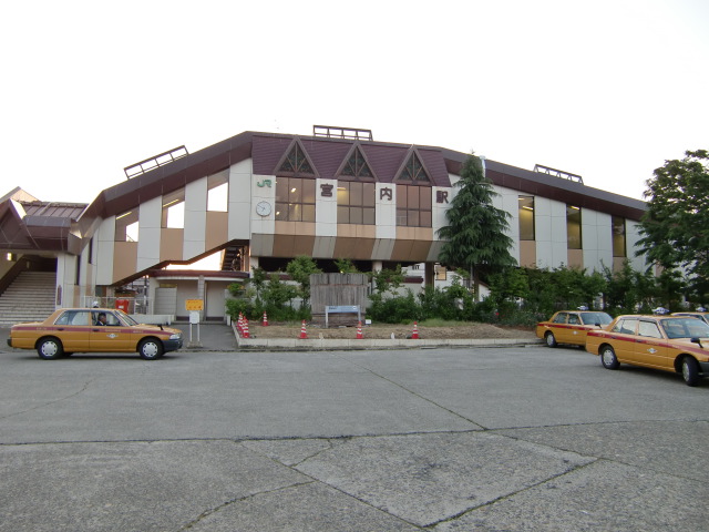 駅舎 (東口)