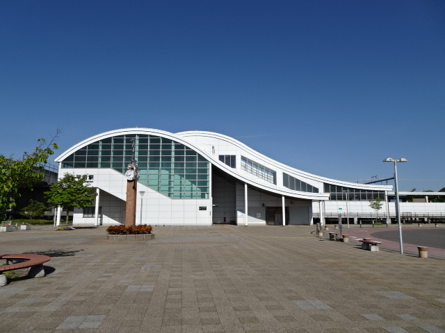 駅舎 (東口)