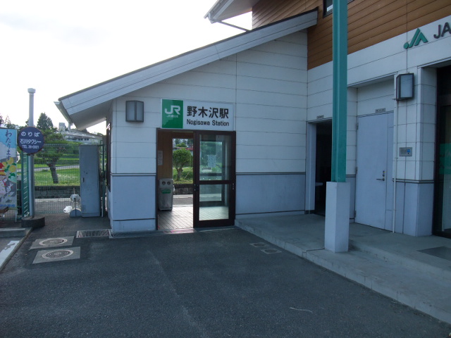 駅出入口