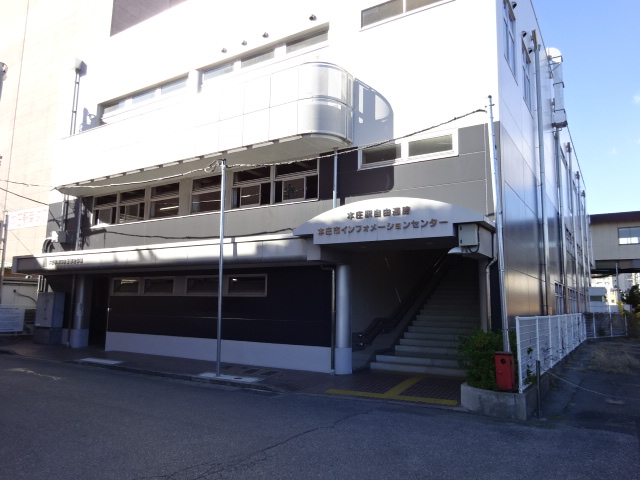 駅舎 (東南口)