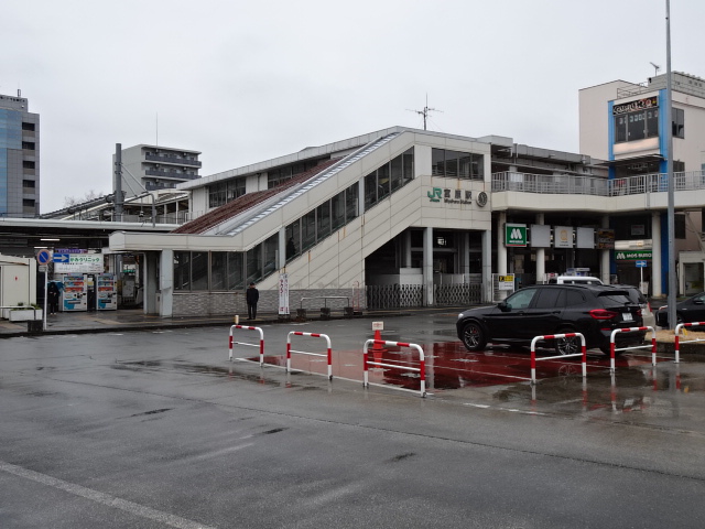 駅舎 (東口)