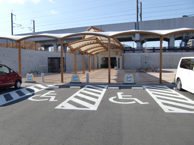 駅舎 (東口)