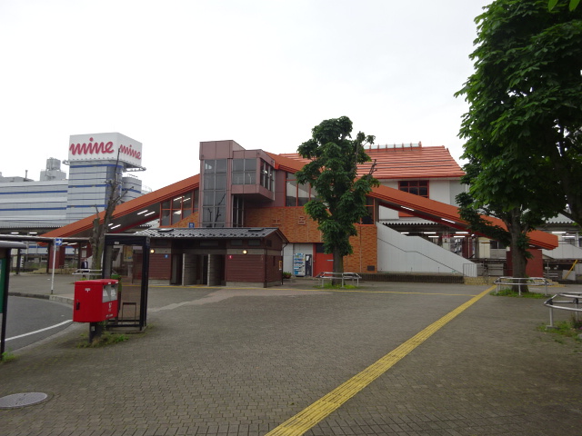 駅舎 (東口)