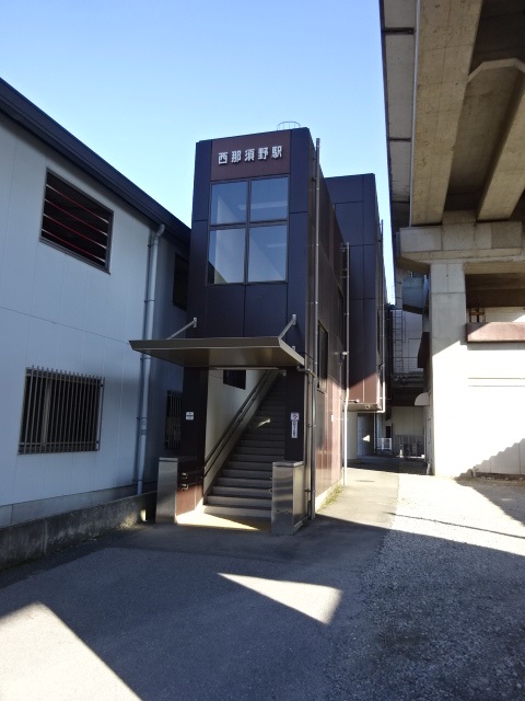 駅出入口 (西口市営駐車場側)