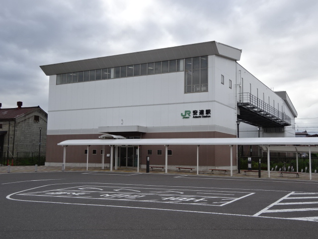 駅舎 (東口)