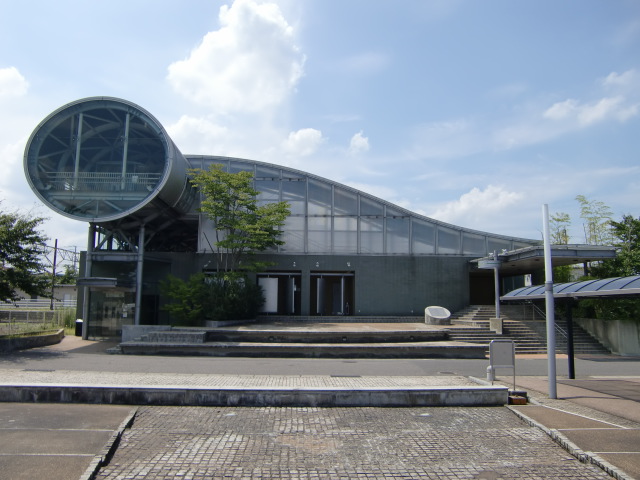 駅舎 (東口)