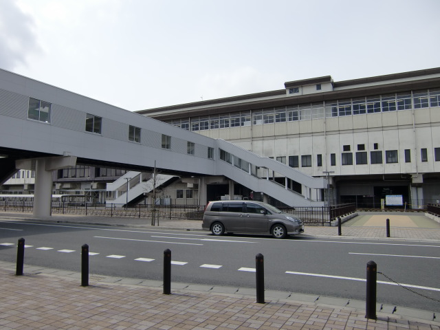 駅舎 (東口)