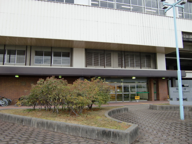駅舎 (東口)