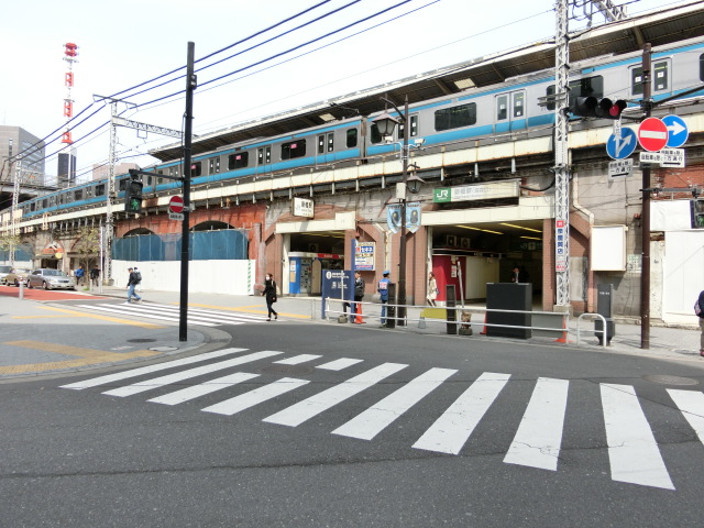 駅舎 (烏森口)