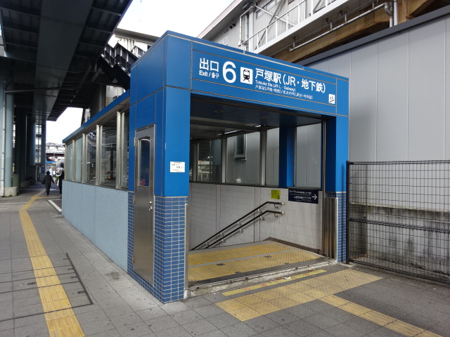 駅舎 (出口6)