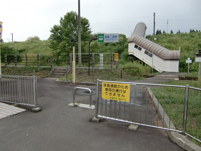 駅出入口