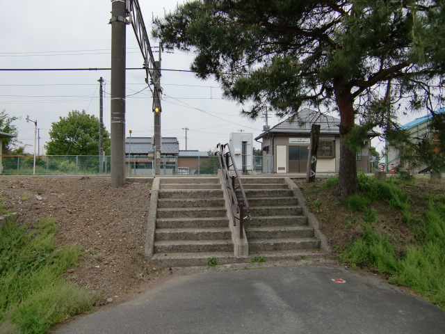 駅出入口 (東口)