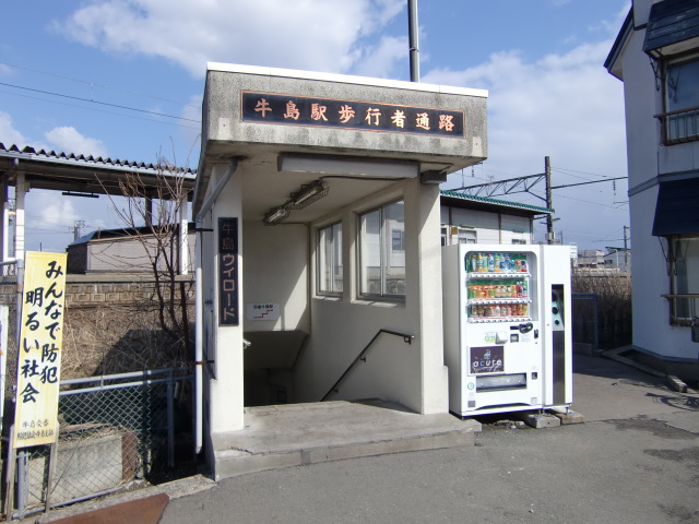 駅出入口 (東口)