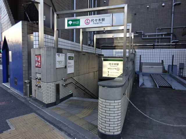 駅出入口 (A1)