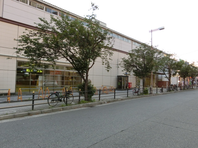 駅舎 (東口)