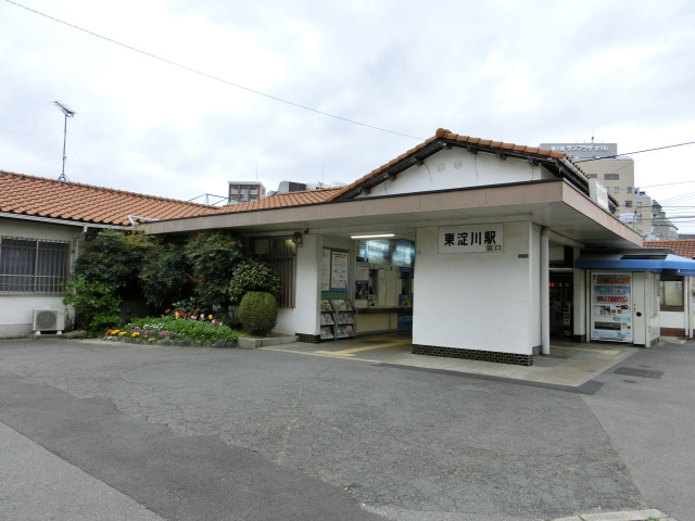 駅舎 (東口)